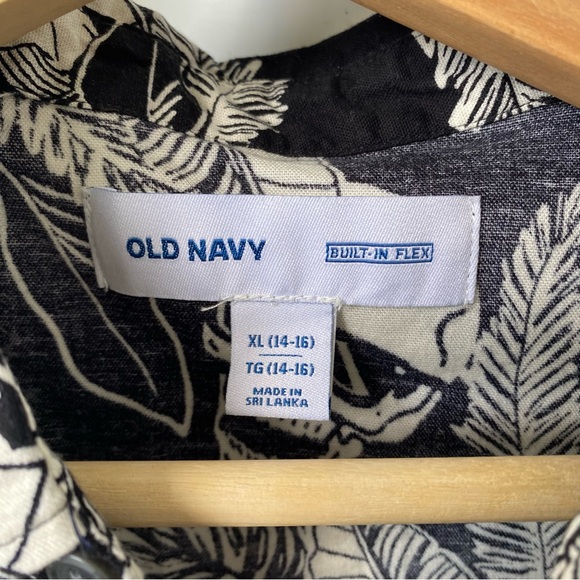 BNWT Old Navy Plants and Skulls Button Up Top! - Picture 3 of 7